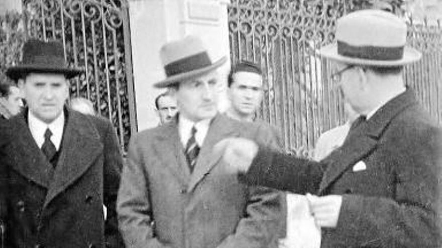 De izq. a dcha.: Manuel Irujo Ollo, José Antonio Aguirre Lekube y Heliodoro de la Torre, visitando a los refugiados en Catalunya.