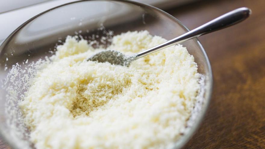 Ojo con comprar el queso rallado: la razón por la que un famosos chef Michelin recomienda rallarlo en casa