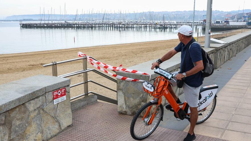 Desalojan la playa de Las Arenas tras encontrar un artefacto sospechoso