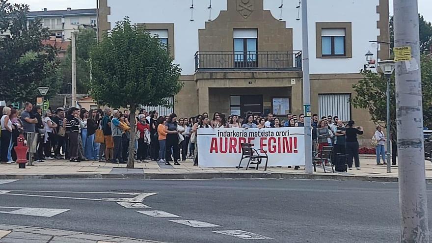Mucha presencia policial en la concentración en Ayegui por una agresión sexual realizada este verano