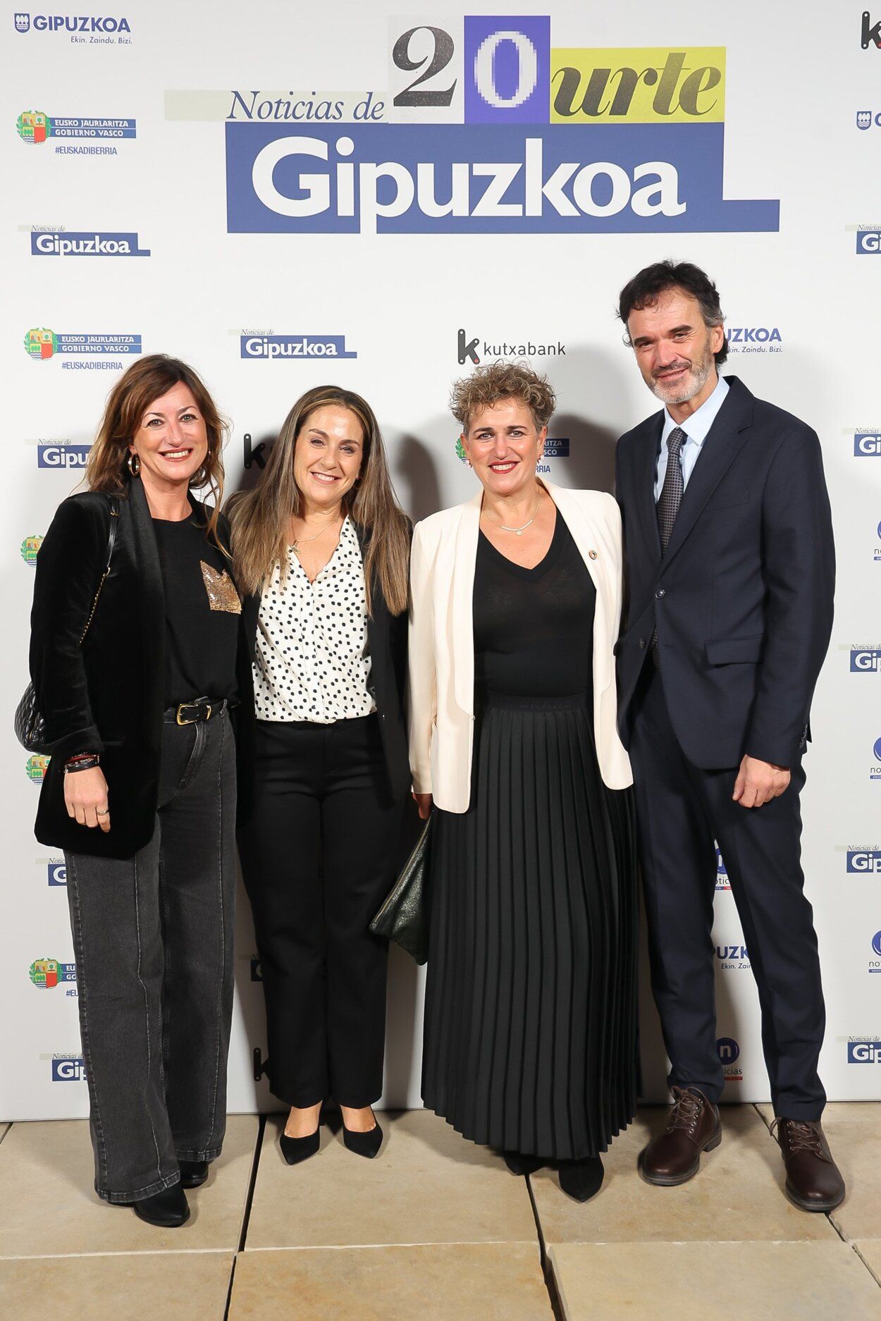 Goreti Aldalur con Isabel de Lope, Xabier del Valle y la alcaldesa de Azkoitia, Ana Azkoitia