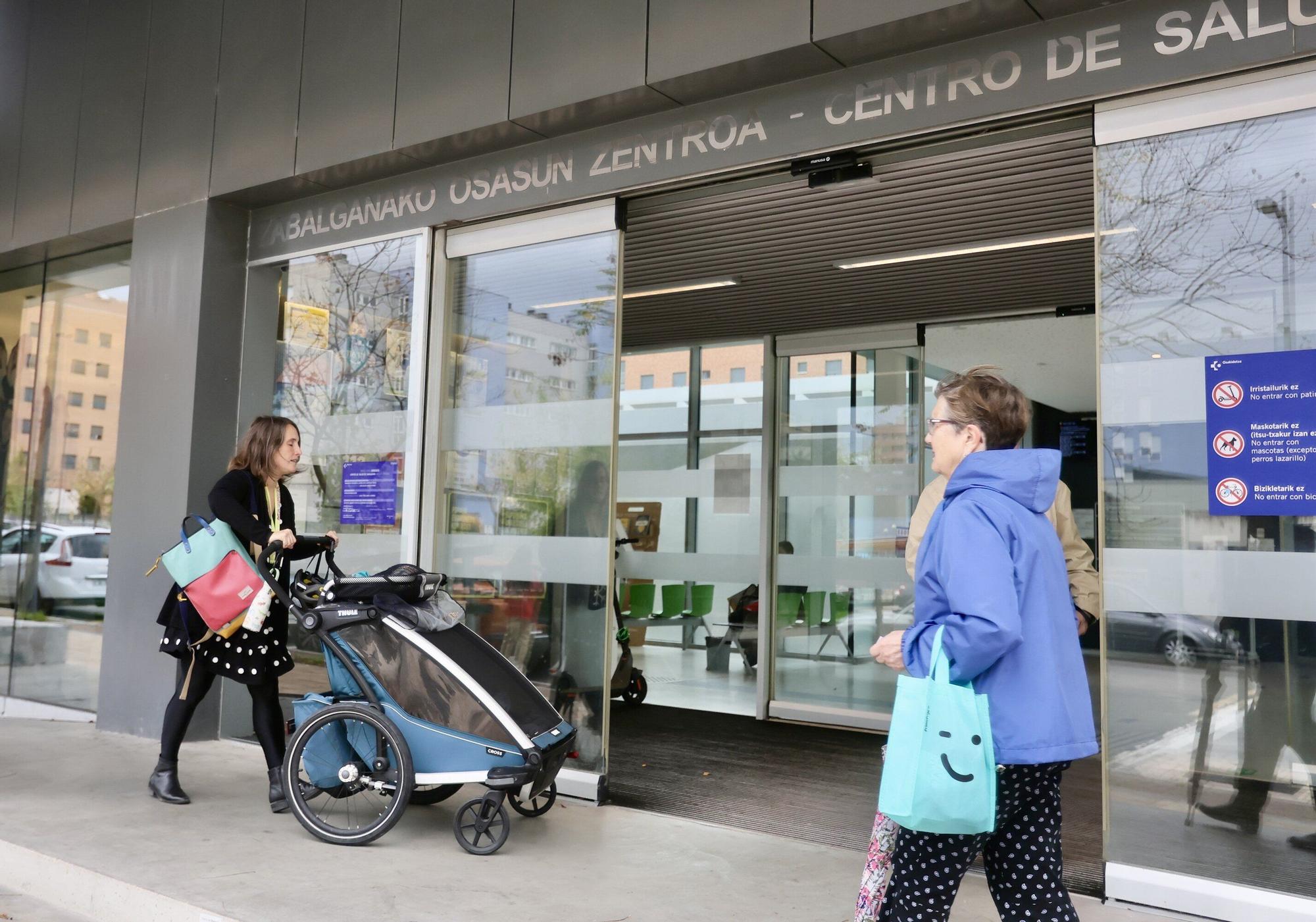 Acceso al centro de salud de Zabalgana.