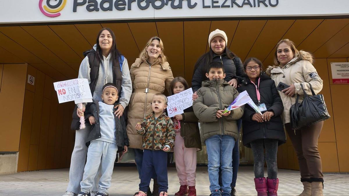 De i a d. Lizeth y Thiago, Paz y sus hijas Arima y su hermana mayor, Jaqueline y Ronald y Nancy y Lía posan en la entrada de su colegio.