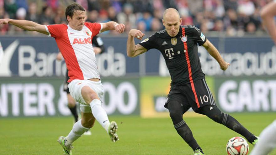 Arjen Roben trata de controlar el balón frente a Markus Feulner.