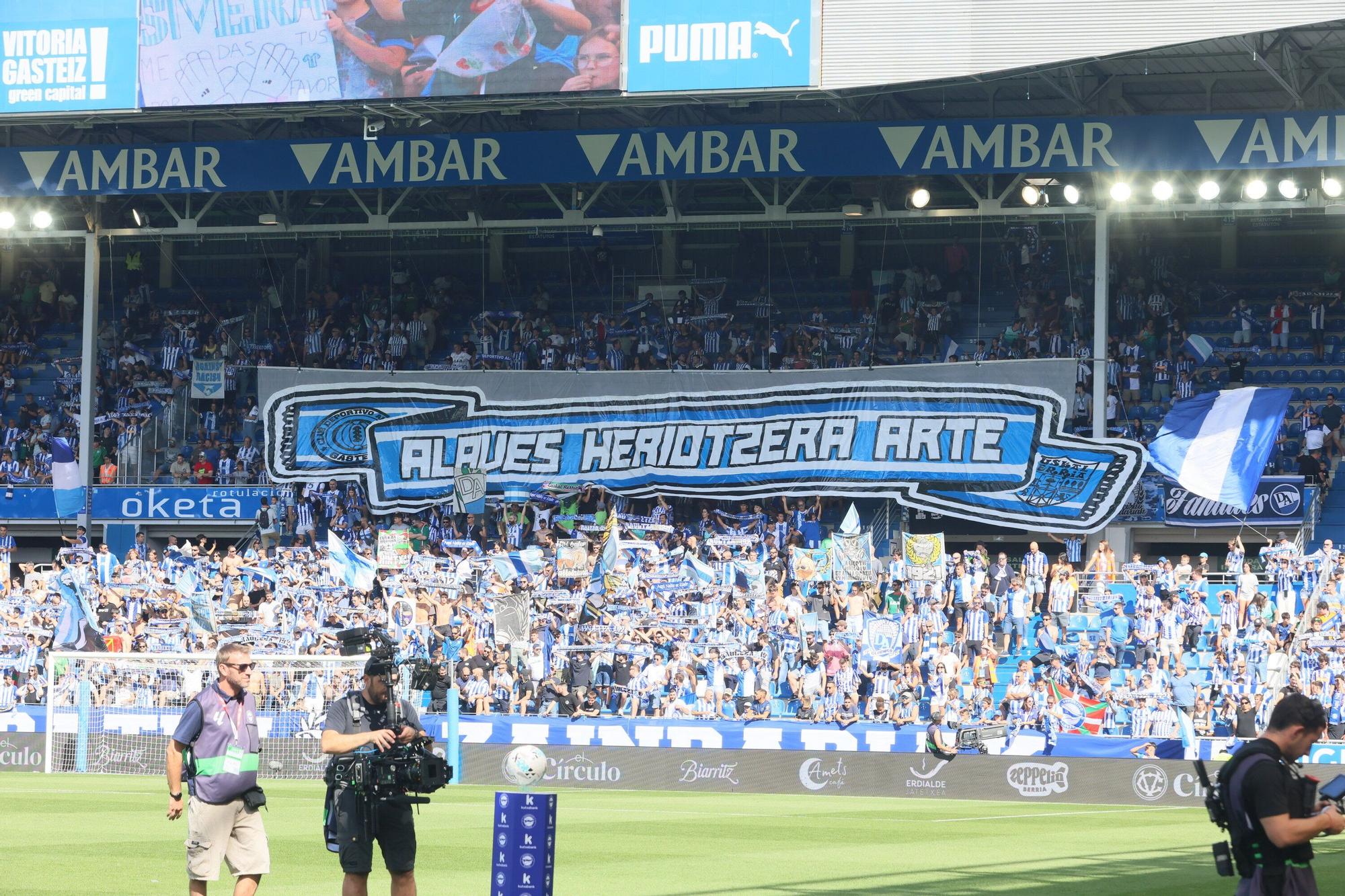 En imágenes: Ambientazo en el Alavés - Atlético en Mendizorroza (¡Búscate en las fotos!)