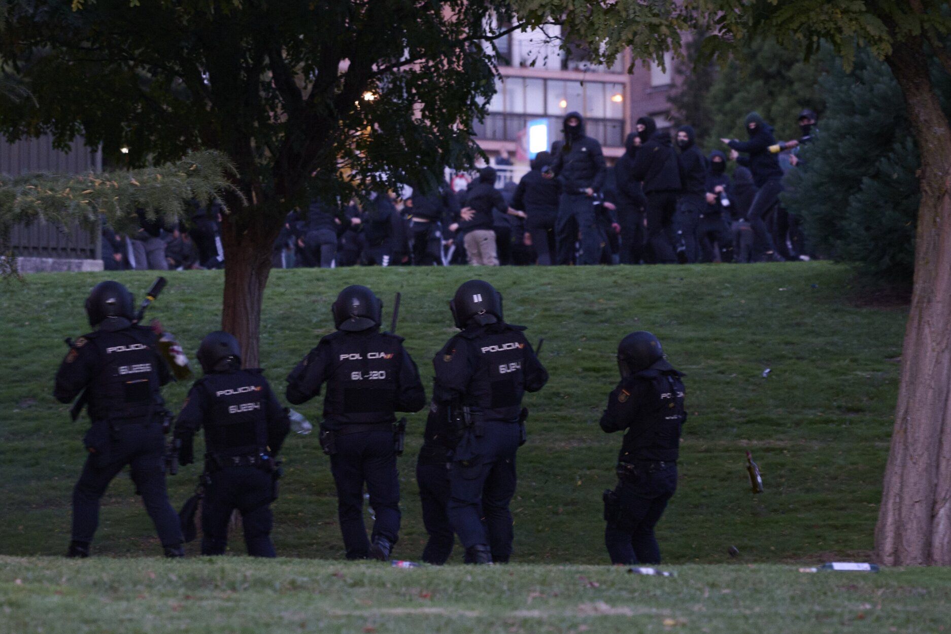 En imágenes | Altercados en la Universidad de Navarra tras la suspensión de un acto de Vito Quiles