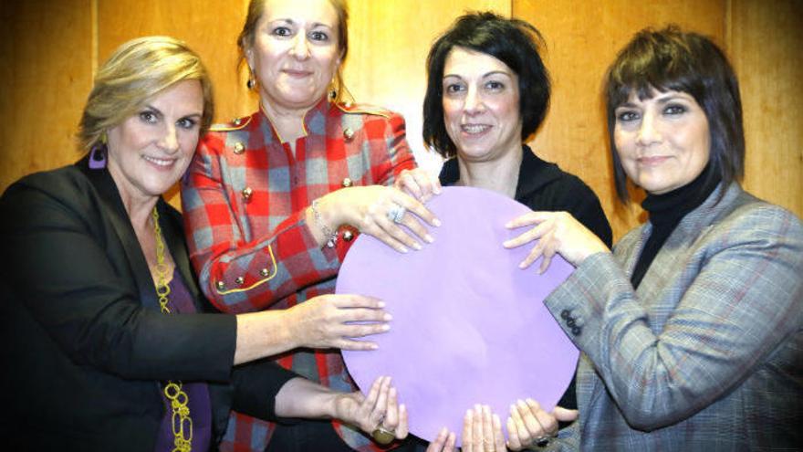 Itxaso Atutxa, Ana Hernando Tojo, Amaia Castaños y Estibaliz Ruiz de Azua, en el encuentro celebrado en DEIA.