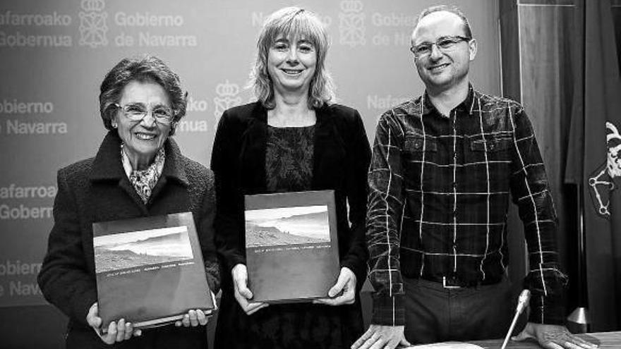 Elena Aranguren, viuda de José Mª Jimeno Jurío; la consejera Ana Ollo y Roldán Jimeno Aranguren.