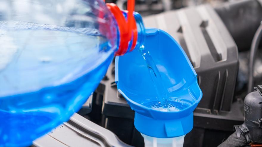 Hazte tu líquido limpiaparabrisas casero con ingredientes que ya tienes