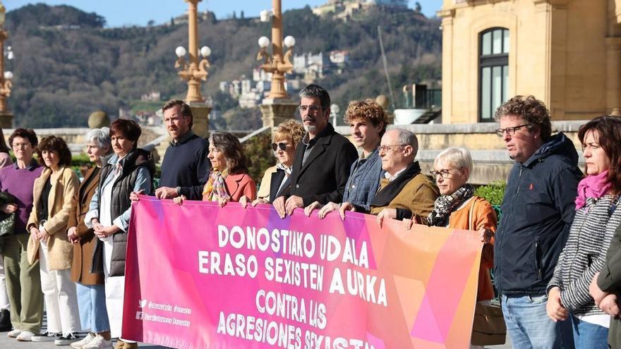 Ayuntamiento de Donostia se concentra en repulsa por la última agresión machista en la ciudad