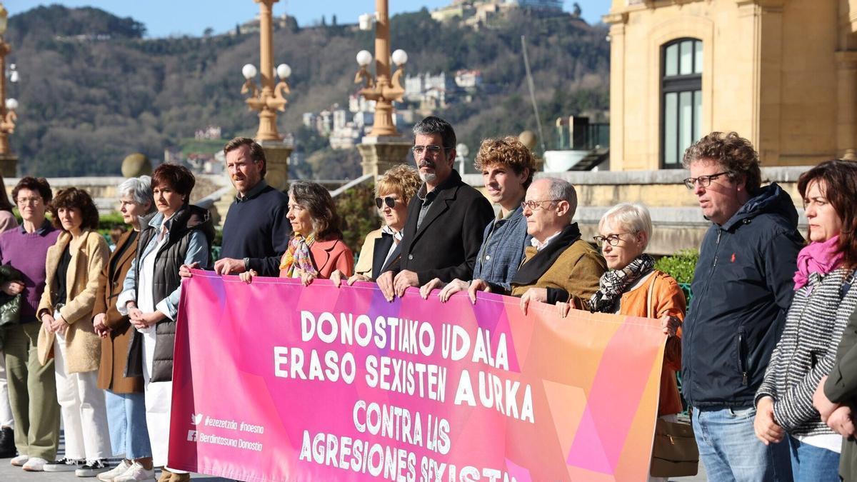 Concentración de condena del Ayuntamiento de Donostia.