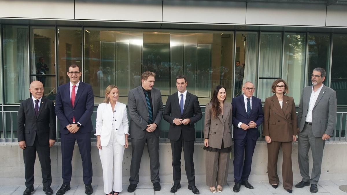 Autoridades presentes en la inauguración del superordenador cuántico de IBM en Donostia.