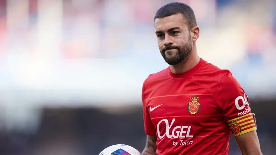 El Mallorca suspende de empleo y sueldo a su capitán por sus críticas a Jagoba Arrasate