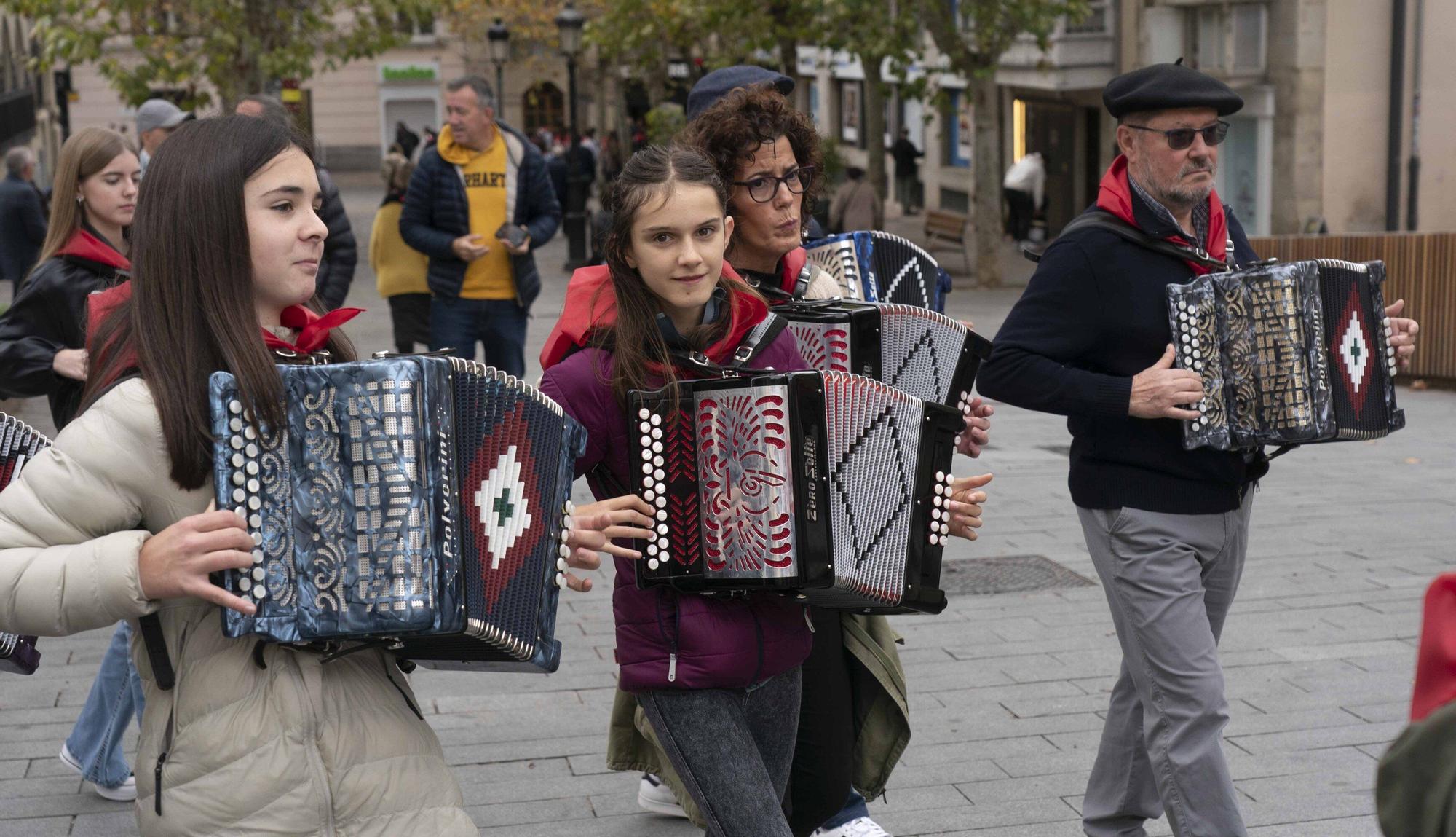 En imágenes: Kalejira por el centro de Vitoria del Aintzina Folk