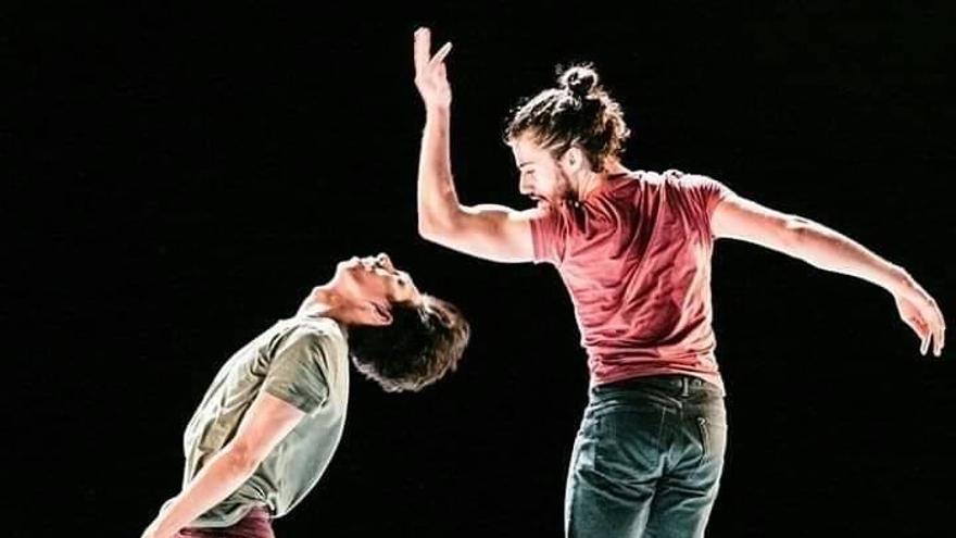 En la coreografía ‘Skid’, los bailarines danzan sobre un escenario con una inclinación de 34 grados. En la coreografía ‘Skid’, los bailarines danzan sobre un escenario con una inclinación de 34 grados.