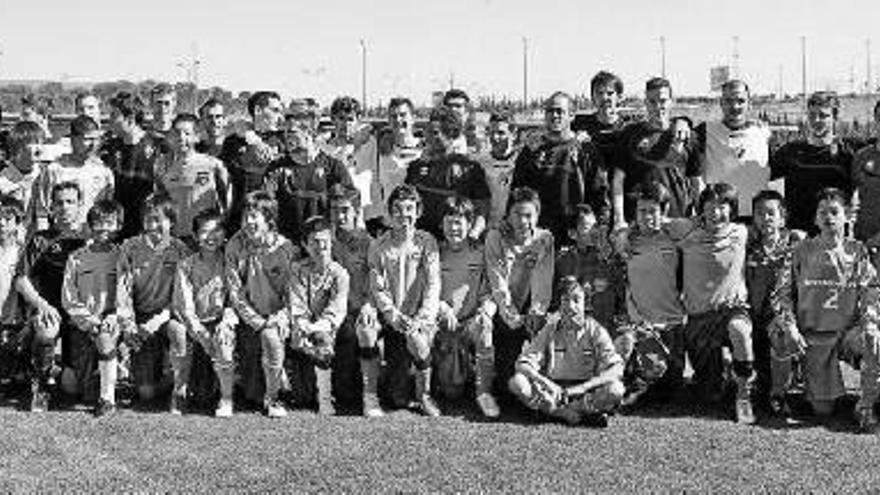Foto conjunta de Osasuna con los cadetes del Yokohama japonés