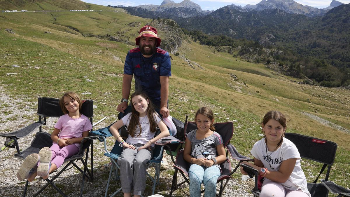 Aritz Garjón y sus hijas disfrutan de La Vuelta en el Puerto de Belagua.