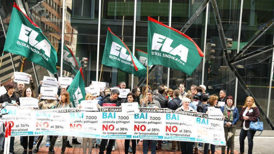 ELA protesta ante Osakidetza por las presuntas filtraciones en la OPE