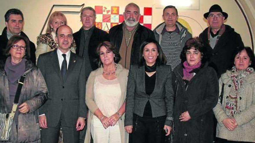 Autoridades y algunos de los artistas de la muestra en la inauguración.