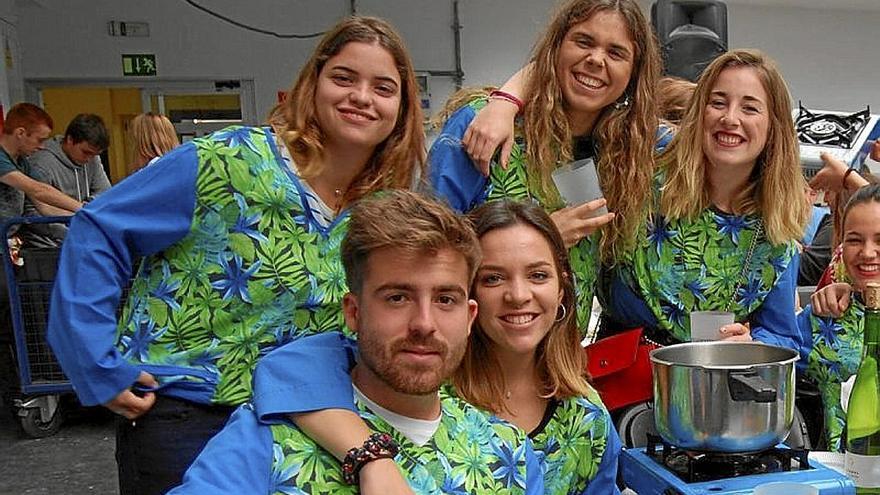 Jóvenes preparando la comida en un Kuadrilla Eguna.  | FOTO: N.G.