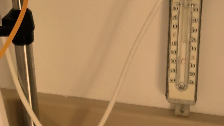 La denuncia de un familiar de paciente del Hospital Universitario de Navarra: "Las enfermeras le ponían a mi madre gasas mojadas para soportar los 30ºC de la habitación"