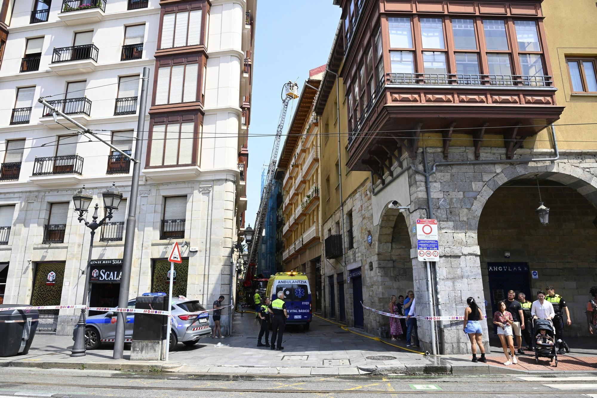 En imágenes: Susto en el Casco Viejo de Bilbao tras un incendio en un piso