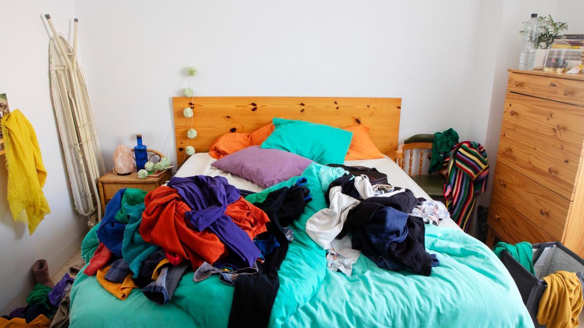 Prendas de ropa desordenadas en el interior de una habitación