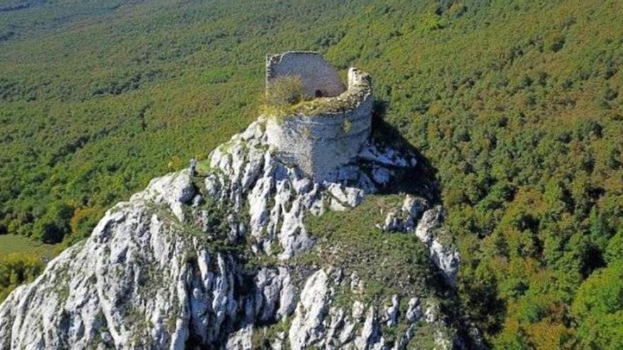 Vista aérea del castillo, declarado Bien Cultural y situado sobre un macizo rocoso.