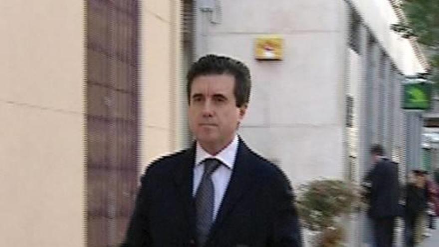 Jaume Matas sale de su domicilio de Madrid tras pagar al fianza de 3 millones de euros