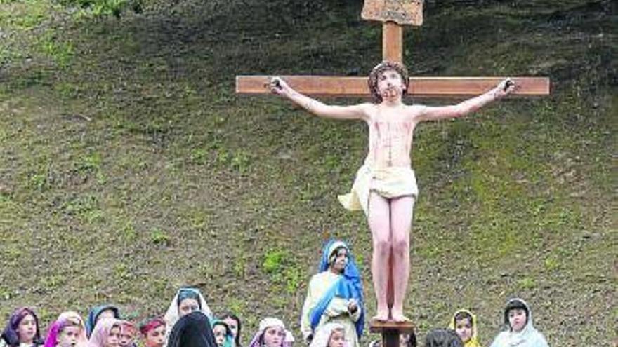 Más de 150 niños recrean la pasión de Cristo en Balmaseda