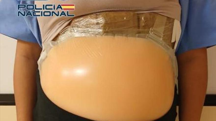 Detenida tras fingir estar embarazada para ocultar más de dos kilos de cocaína en el vientre