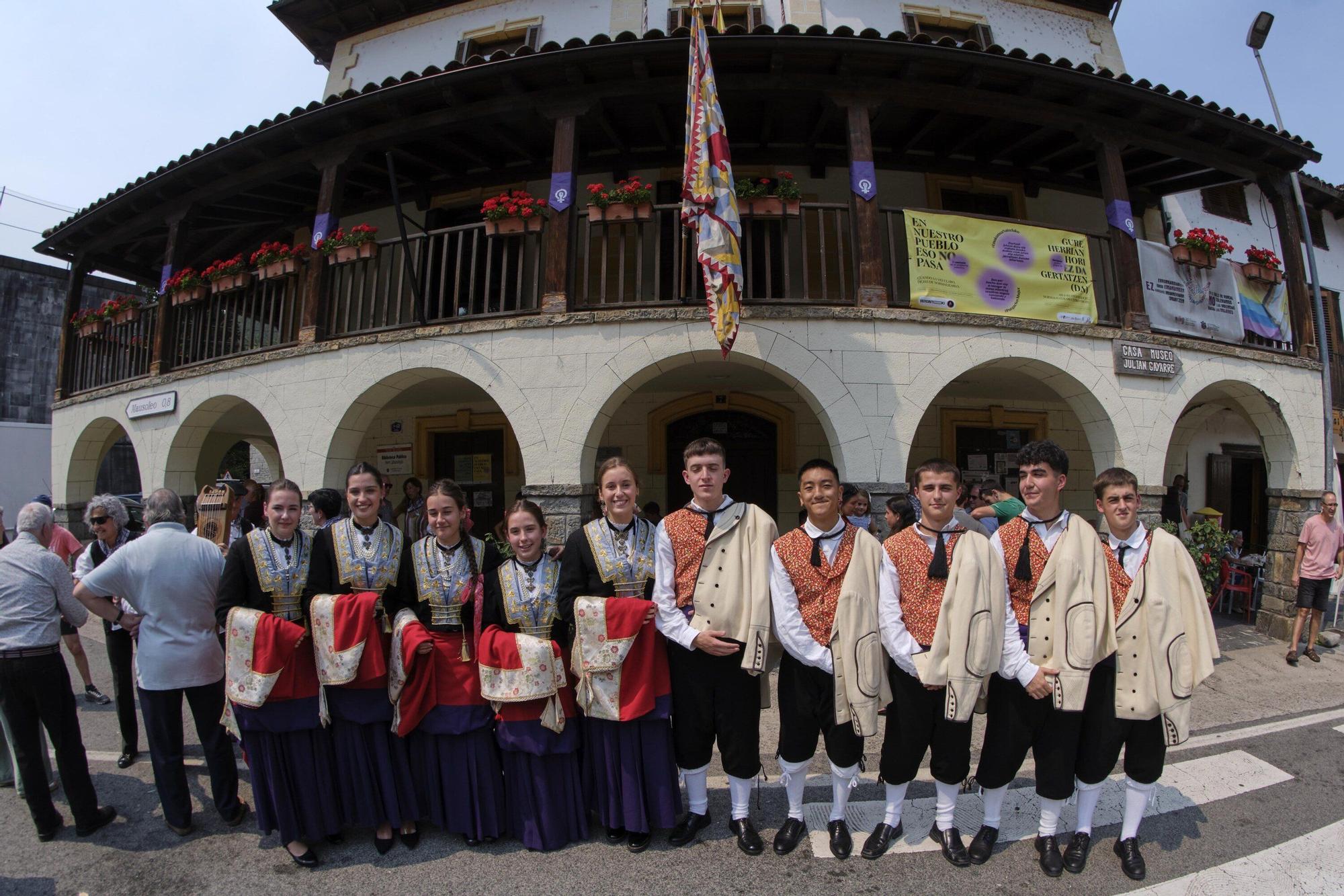 Fotos del tradicional baile de la bandera en fiestas de Roncal 2025
