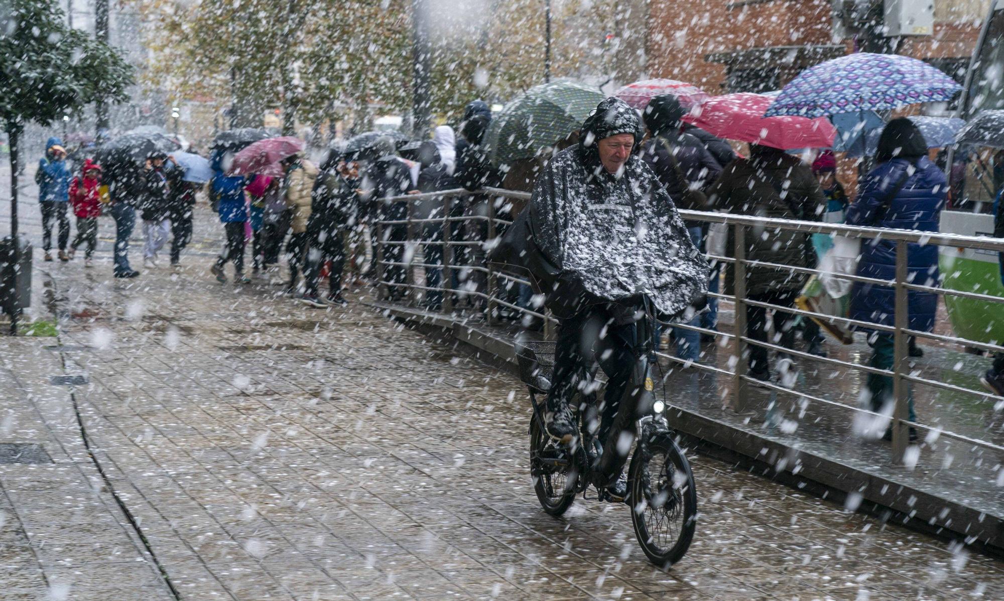 La primera nevada del otoño no cuaja en Vitoria