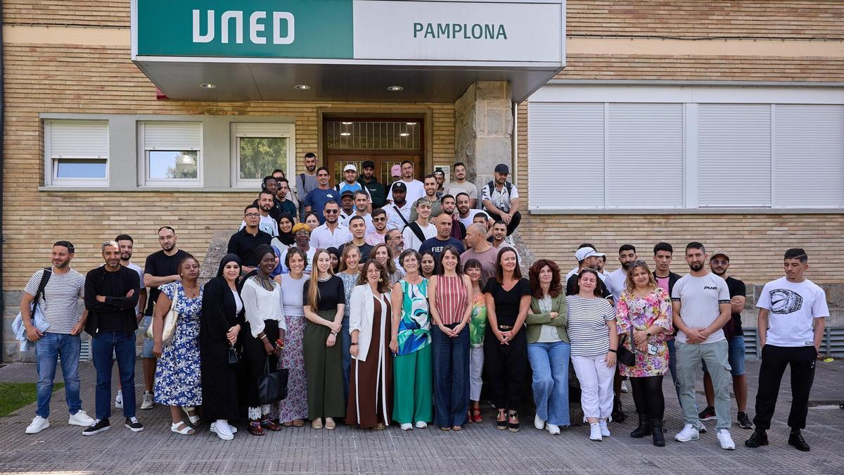 La consejera de Políticas Migratorias, Begoña Alfaro, y otras autoridades, junto al alumnado y docentes del curso, en la presentación de la quinta edición en la sede de UNEDPamplona.