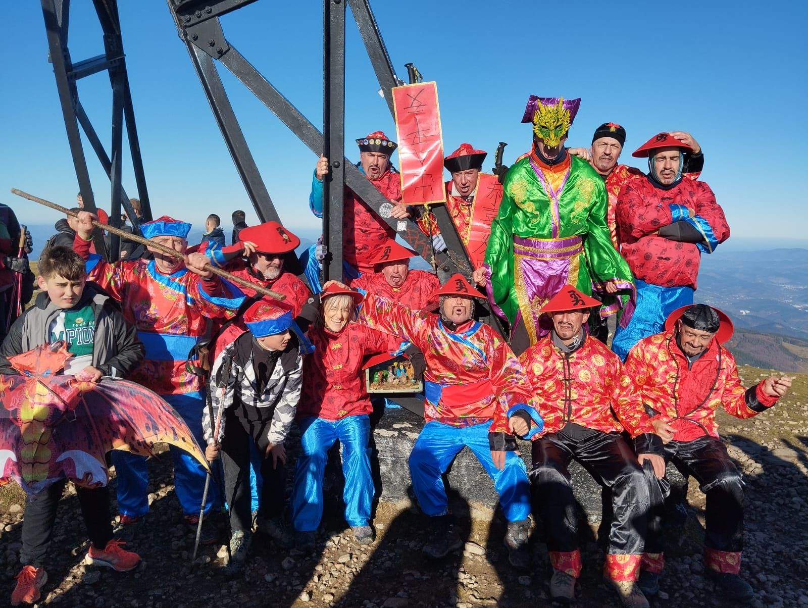 El belén montañero de Gorbeia alcanza la Cruz