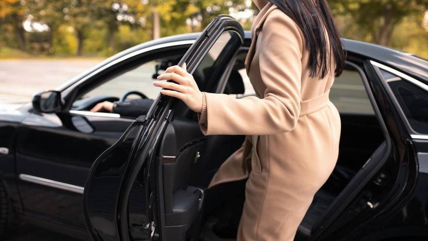 Adiós a las caídas y sustos al entrar y salir del coche: el invento de Amazon que ha conquistado al enfermero Jorge Ángel