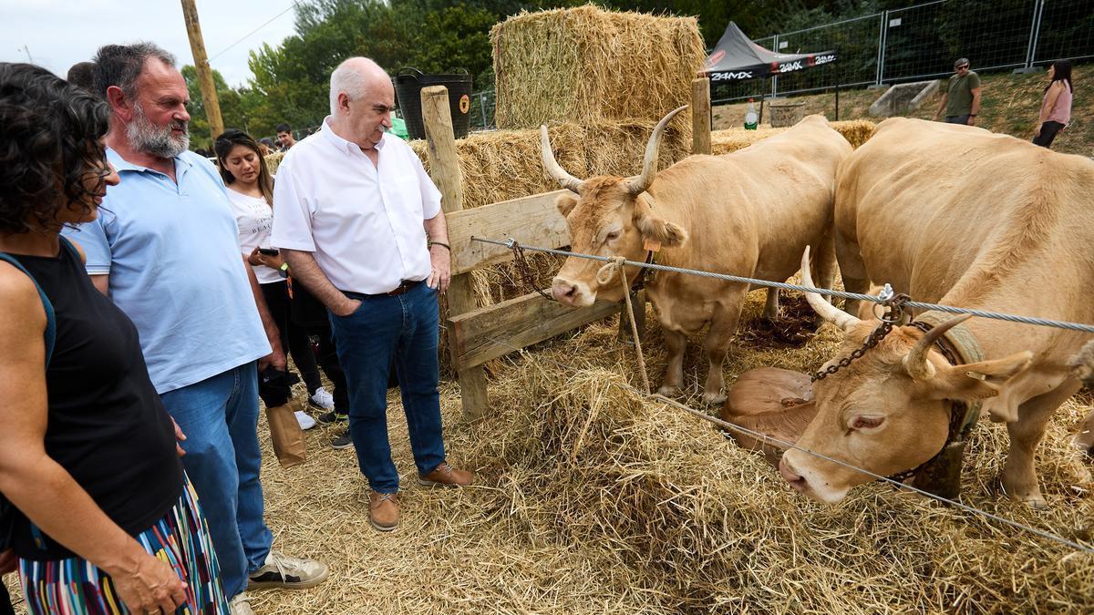 El consejero José Mª Aierdi, en su visita a la feria Autentika (primera feria de razas autóctonas de ganado y promoción del producto agroalimentario de calidad derivado) en el parque de la Runa.