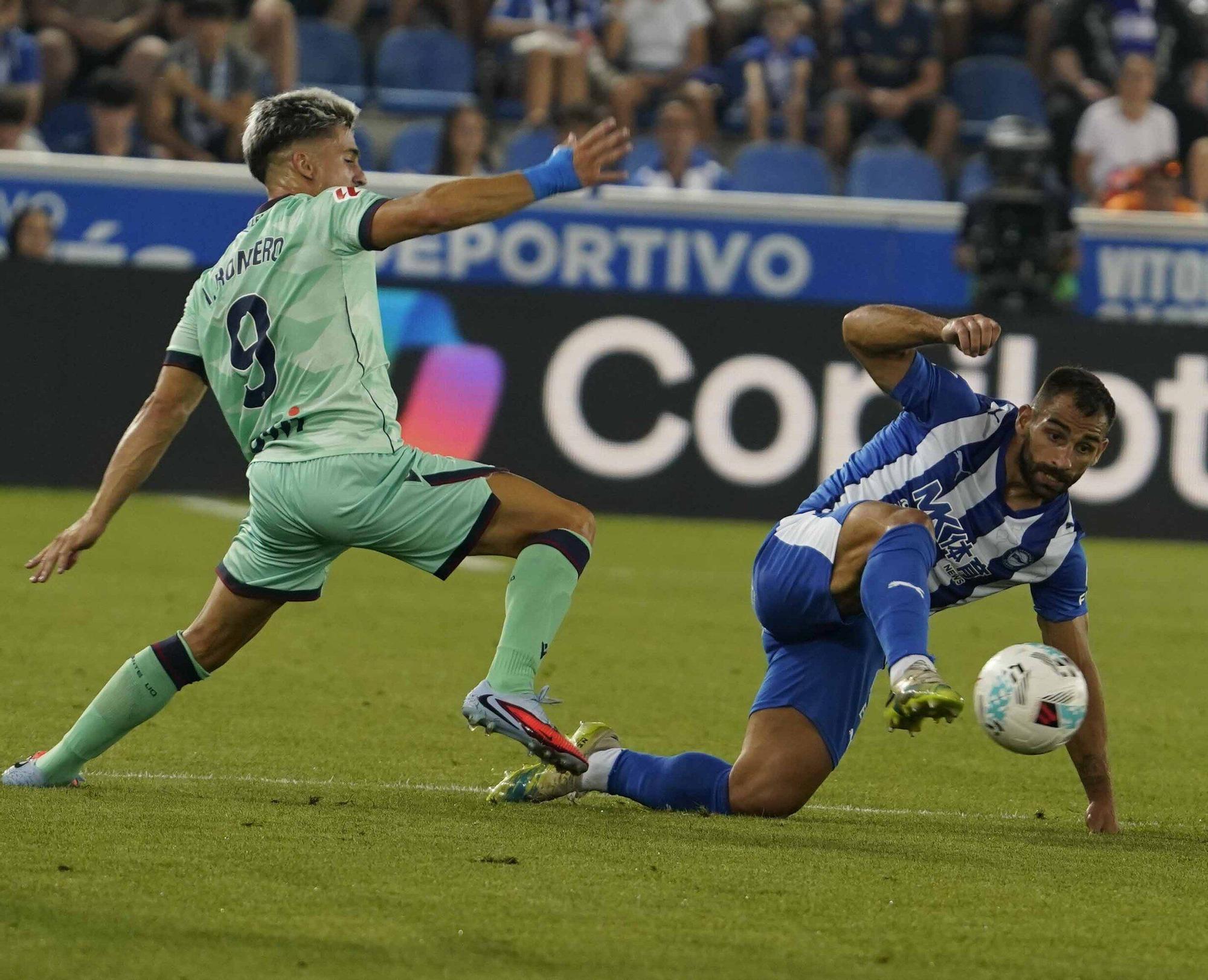 En imágenes: Así está siendo el debut liguero del Alavés contra el Levante