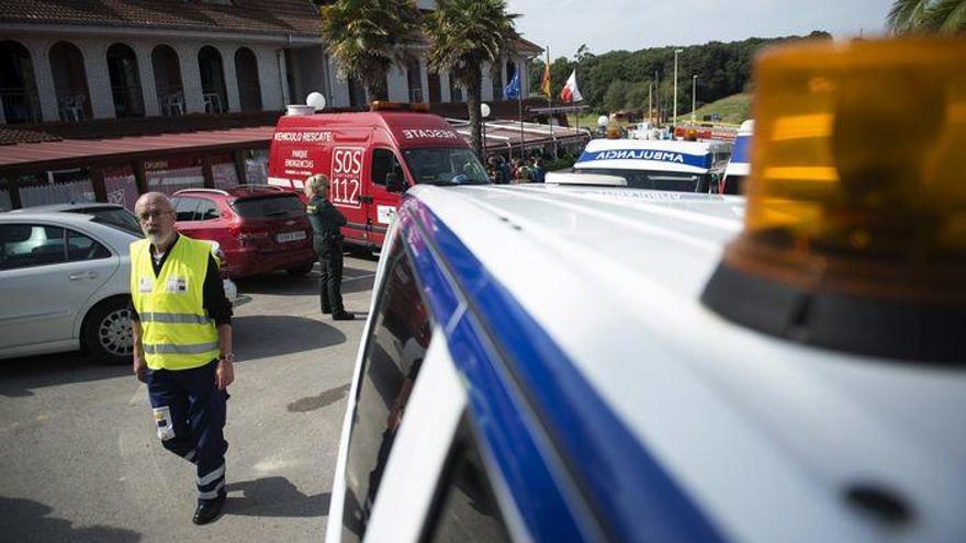 Los equipos sanitarios y de los bomberos, ante el hotel Campomar de la localidad cántabra de Isla.