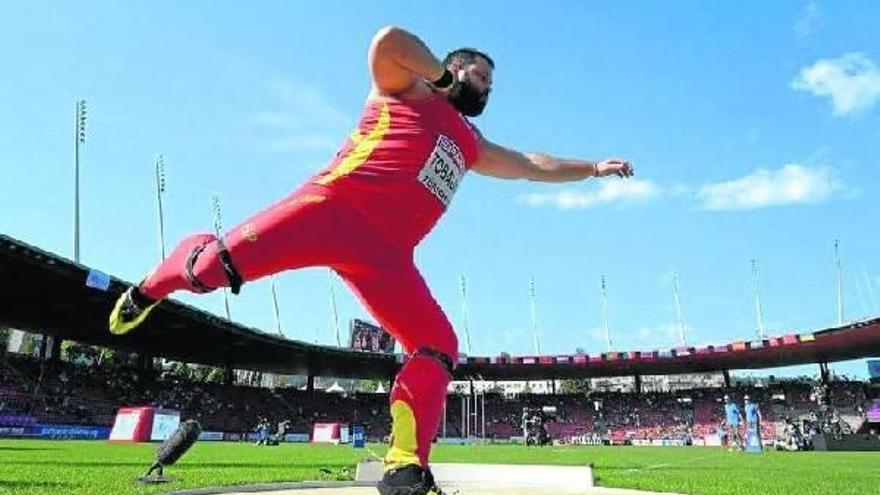 El lanzador  de peso Carlos Tobalina.
