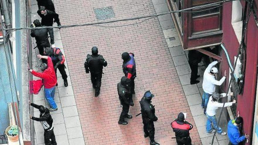 En la imagen, momento en el que se está realizando la redada.
