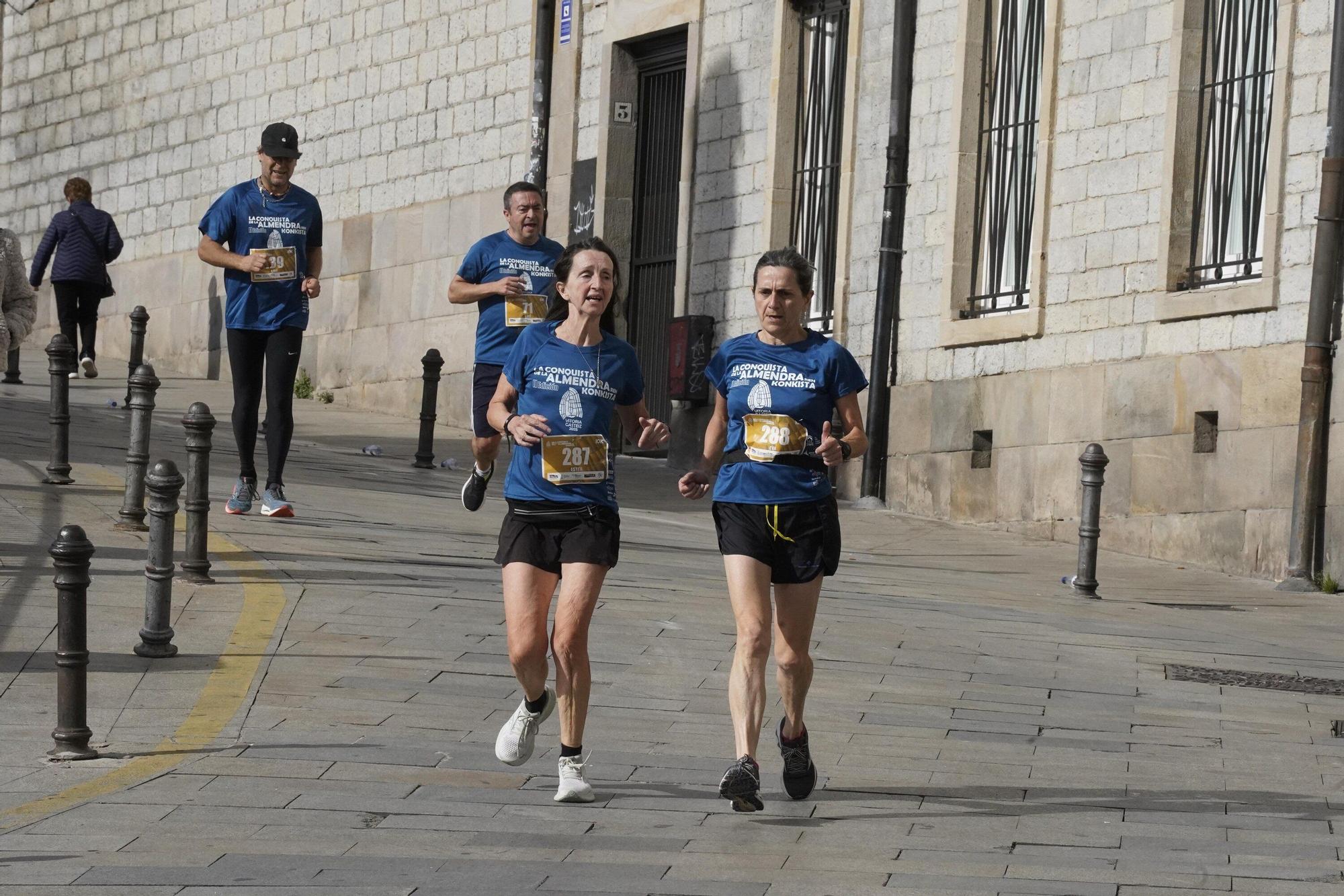 En imágenes: Miles de personas conquistan la Almendra de Gasteiz