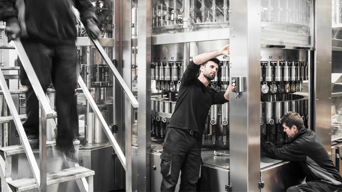 Trabajadores en las instalaciones de Irundin.