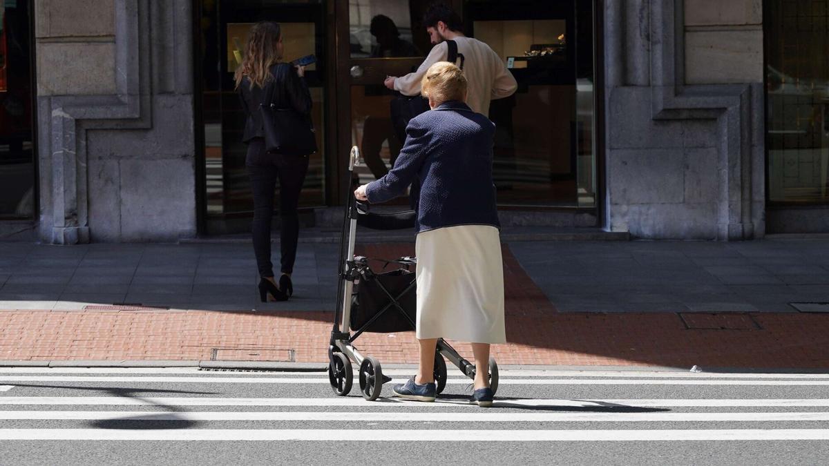 Una persona mayor, caminando por la ciudad.