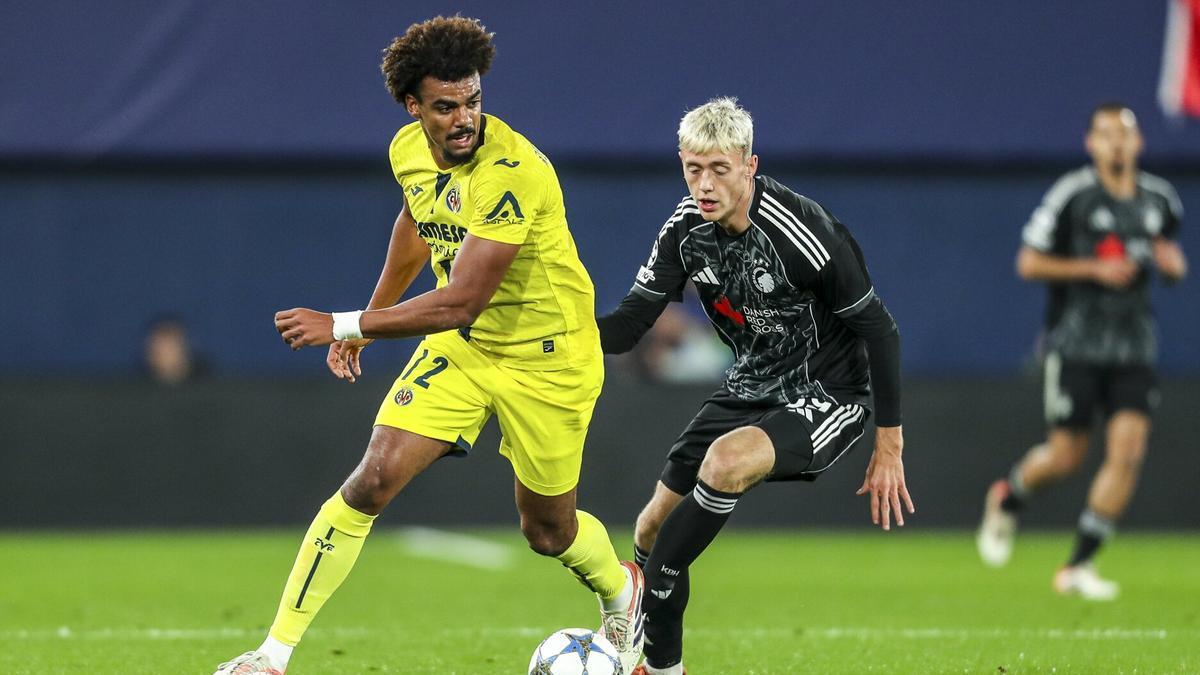 Renato Veiga, del Villarreal, frente a un jugador del Copenhague.