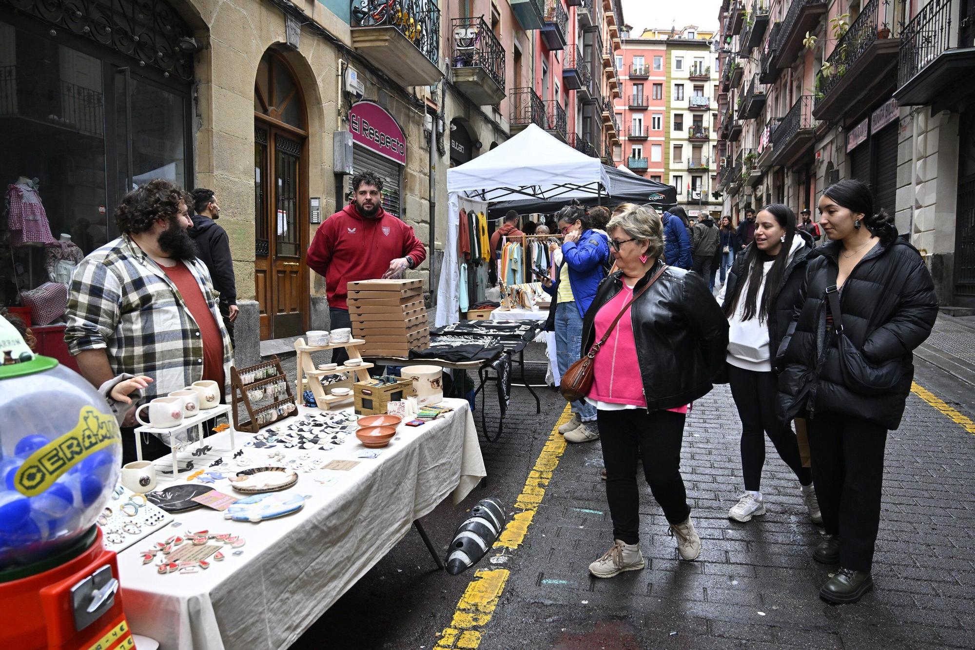 En imágenes: el mercado del Dos de Mayo se viste de Navidad