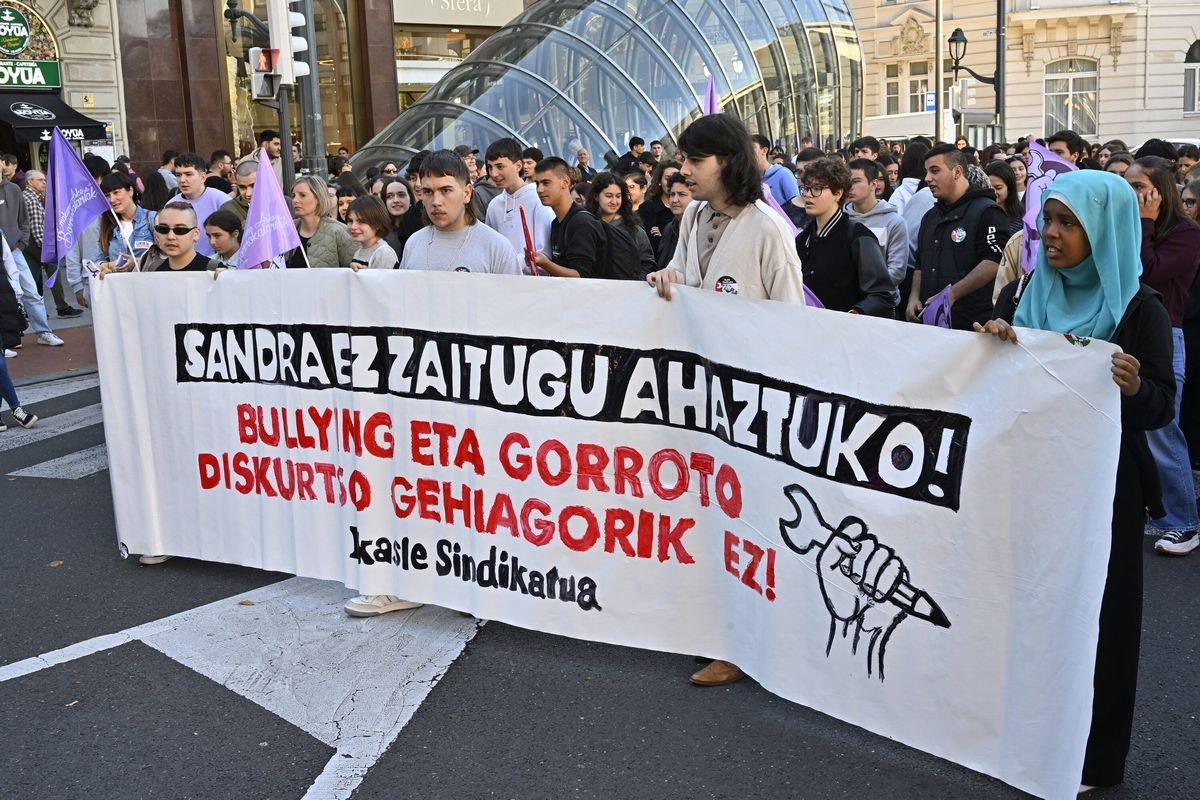 Estudiantes salen a la calle en Bilbao contra el 'bullying'