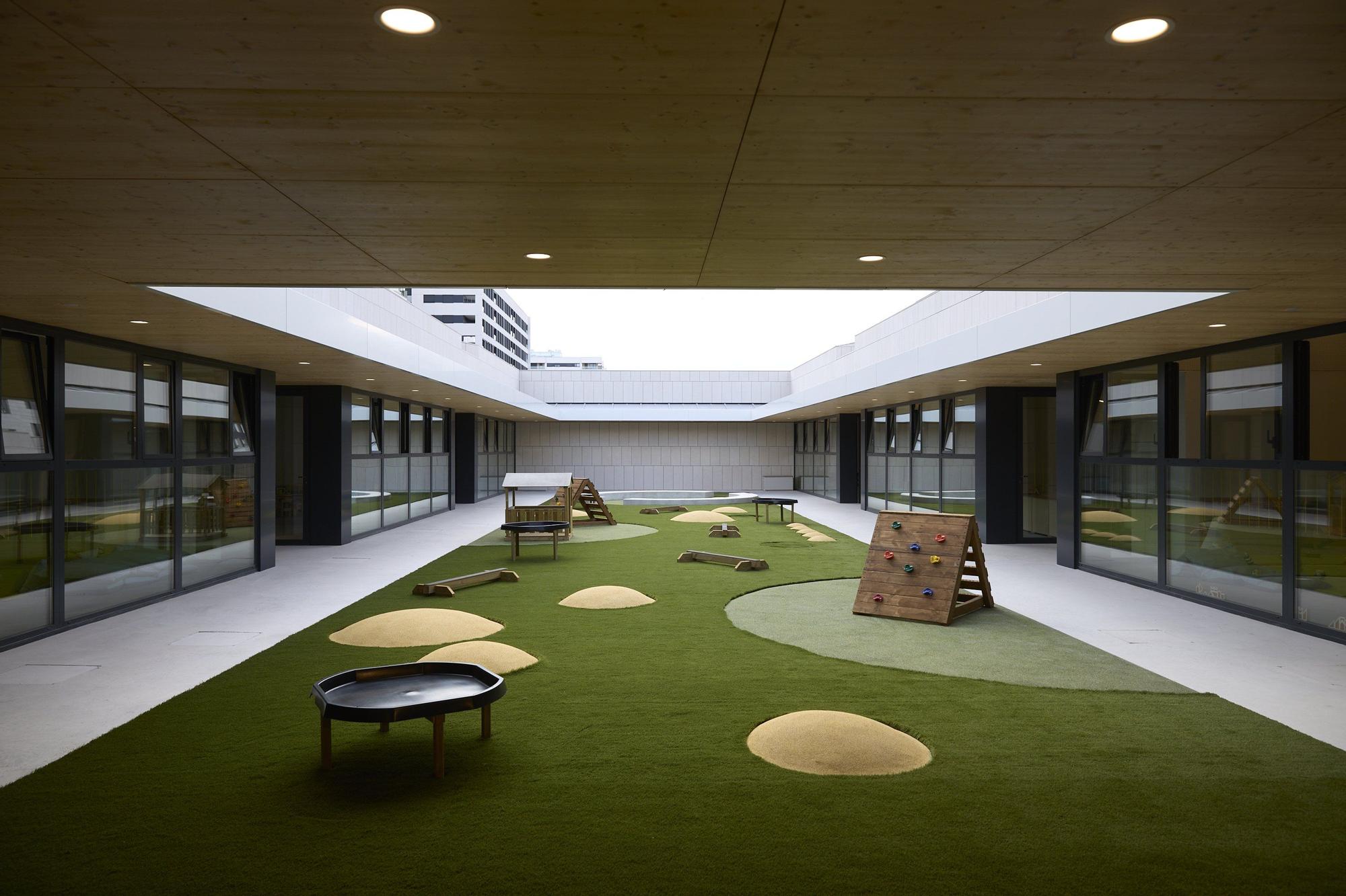Fotos de la visita de María Chivite a la nueva Escuela Infantil de Erripagaña