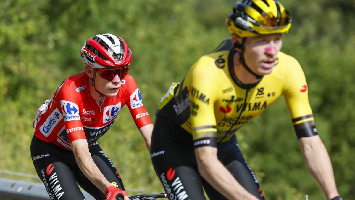 Vingegaard rueda durante la etapa con el maillot de líder.