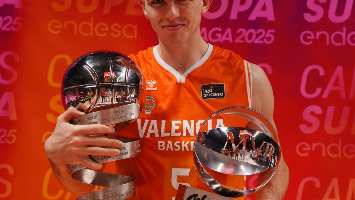 Sergio De Larrea, con sus trofeos de campeón de la Supercopa